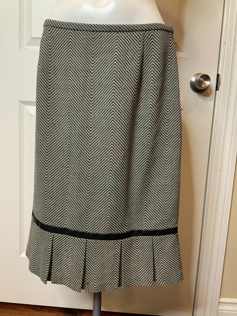 Lafayette 148 New York Black & White Chevron Print Wool Blend Skirt, Size 8